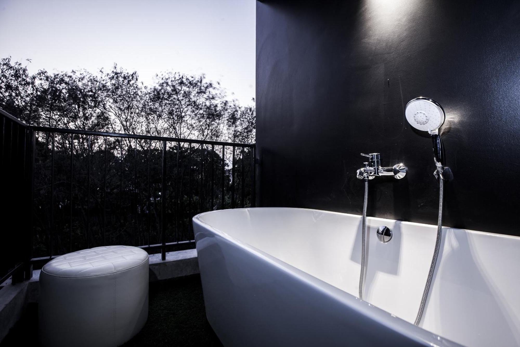 Deluxe Double with Bathtub ( Balcony) + Free 24 hrs. Coworking Space